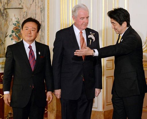 The IOC&#039;s Craig Reedie is welcomed Japanese PM Shinzo Abe (R) at the state guesthouse in Tokyo on March 6, 2013