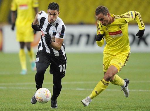 Newcastle&#039;s Hatem Ben Arfa (L) vies with Anji&#039;s Ewerton at Stadion Luzhniki in Moscow on March 7, 2013