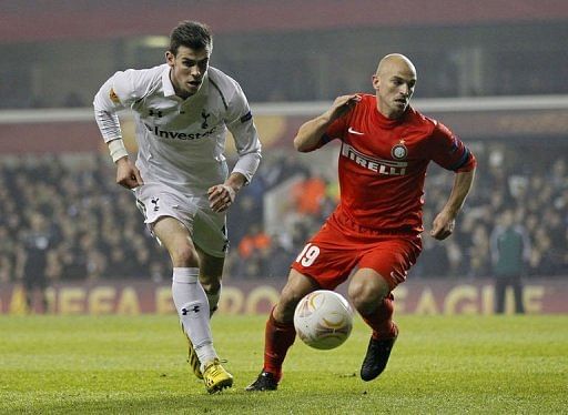 Tottenham Hotspur&#039;s Gareth Bale (L) fights for the ball with Inter Milan&#039;s Esteban Cambiasso, in London, on March 7, 2013