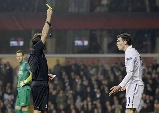 Tottenham Hotspur&#039;s Gareth Bale (R) is given the yellow card at White Hart Lane in east London, on March 7, 2013