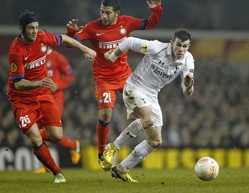 Spurs&#039;s Gareth Bale (R) with Inter&#039;s Christian Chivu (L) and Walter Gargano in London on March 7, 2013