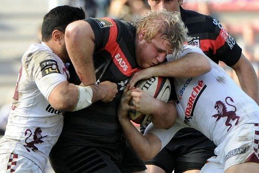 Toulouse&#039;s Gillian Galan (C) collapses with Bordeaux players on March 9, 2013 at the Ernest Wallon Stadium in Toulouse