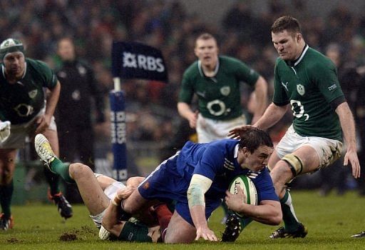 France&#039;s N8 Louis Picamoles is tackled by Ireland&#039;s scrum half Conor Murray (R) in Dublin on March 9, 2013
