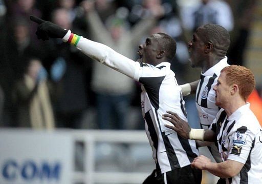 Newcastle&#039;s Papiss Cisse (L) celebrates scoring the winning goal at St James&#039; Park on March 10, 201