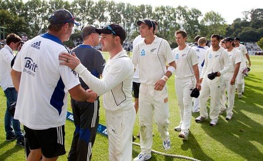 New Zealand&#039;s Brendon McCullum (R) shakes hands with England&#039;s batting coach Graham Gooch in Dunedin on March 10, 2013