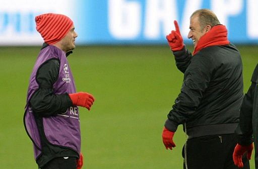 Galatasaray&#039;s head coach Fatih Terim (R) talks to Wesley Sneijder in Gelsenkirchen on March 11, 2013