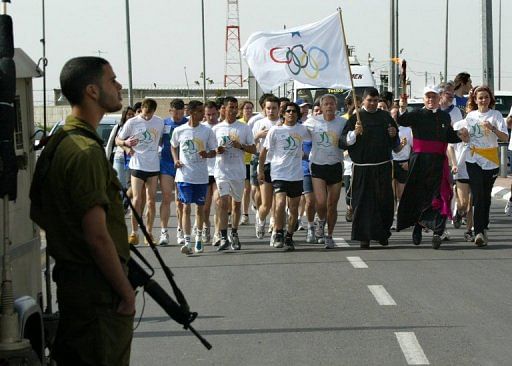 Competitors and church representatives take part in a marathon from Bethlehem to Jerusalem&#039;s Old City on April 14, 2005