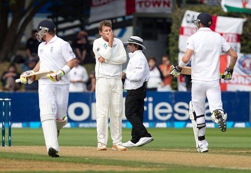 New Zealand&#039;s Bruce Martin (C) and England&#039;s Kevin Pietersen (R), pictured in Wellington, on March 15, 2013