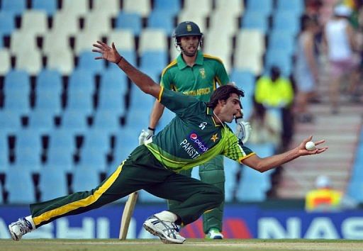 Mohammad Irfan of Pakistan takes a catch of his own bowling to dismiss South Africa&#039;s Faf du Plessis, March 15, 2013
