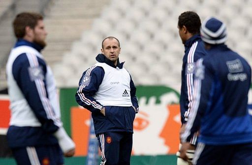 France&#039;s coach, Philippe Saint-Andre (C), heads a training session in Saint-Denis, on March 15, 2013