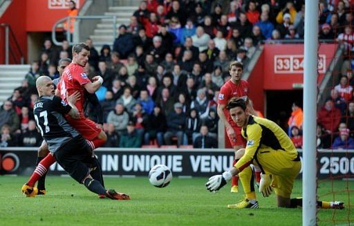 Southampton&#039;s Morgan Schneiderlin (C) scores a goal in Southampton on March 16, 2013