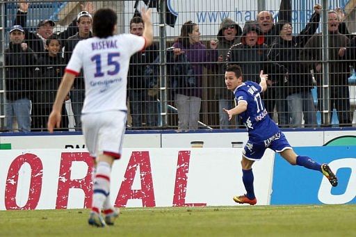 Bastia&#039;s midfielder Florian Thauvin (R) celebrates after scoring a goal in Bastia, Corsica, on March 16, 2013