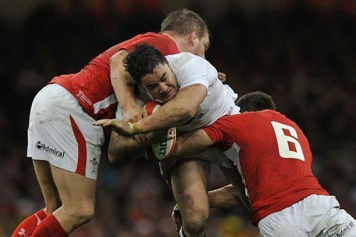 England&#039;s Brad Barritt (C) is tackled by Wales&#039; players during their Six Nations match in Cardiff on March 16, 2013