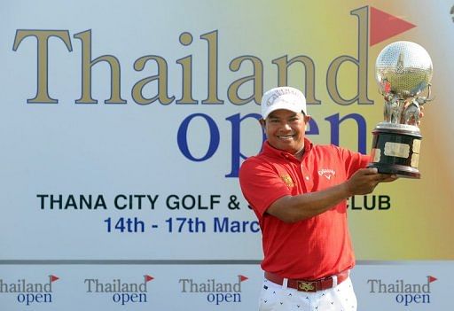 Prayad Marksaeng poses with the winner&#039;s trophy after the final round of the Thailand Open in Bangkok on March 17, 2013