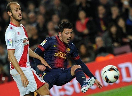 Barcelona&#039;s David Villa (R) and Rayo&#039;s Alex Galvez are pictured during their Spanish league match on March 17, 2013