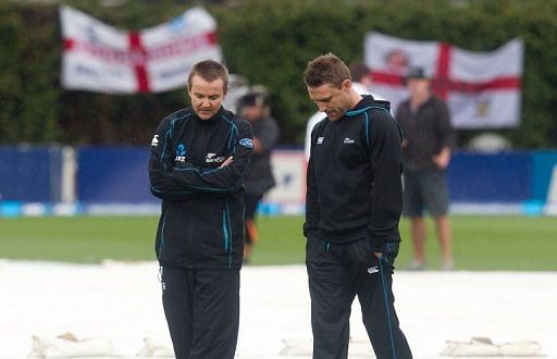 New Zealand&#039;s head coach Mike Hesson (L) inspects the pitch with captain Brendon McCullum on March 18, 2013