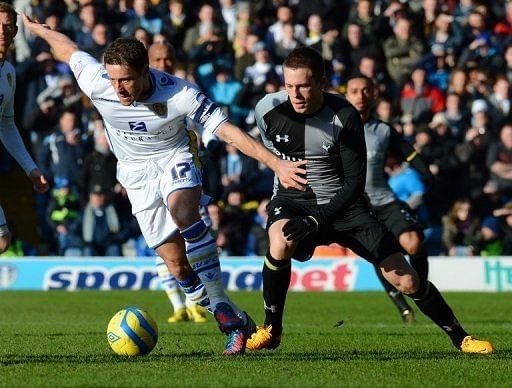 Leeds midfielder Michael Brown (L) escapes from Tottenham&#039;s Gylfi Sigurdsson during the FA Cup match, January 27, 2013