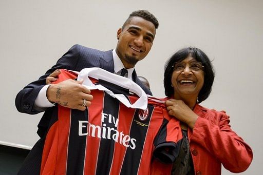 Kevin-Prince Boateng (L) and Navi Pillay pose with a AC Milan jersey on March 21, 2013 in Geneva