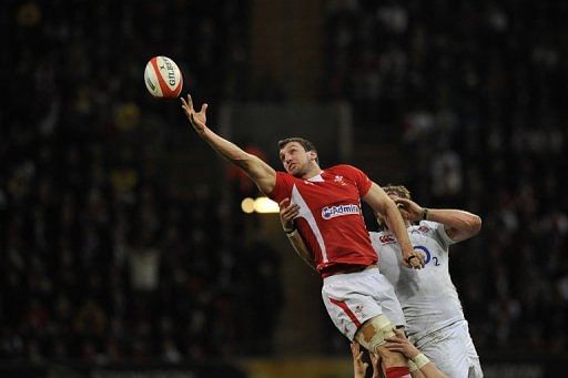 Wales&#039;s Sam Warburton (L) reaches for the ball during the Six Nations match against England in Cardiff,  March 16, 2013