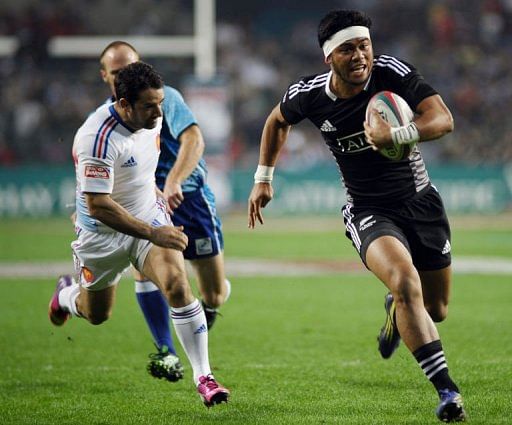 New Zealand&#039;s Belgium Tuatagaloa runs in a try against France during the Hong Kong Rugby Sevens, March 22, 2013