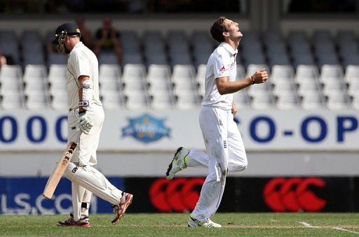 England&#039;s Steven Finn (R) celebrates the wicket of New Zealand&#039;s Peter Fulton, in Auckland, on March 23, 2013