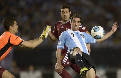 Argentina&#039;s Gonzalo Higuain (R) scored twice against Venezuela, in Buenos Aires, on March 22, 2013