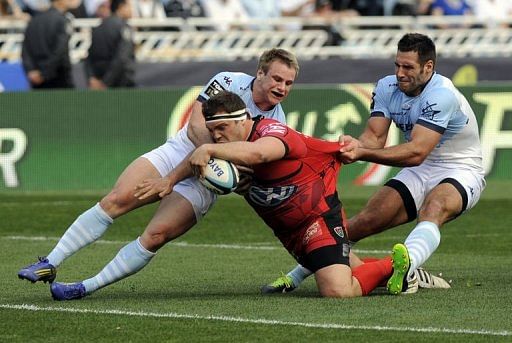RCToulon&#039;s hooker Jean-Charles Orioli (C) attemps to score a try on March 23, 2013