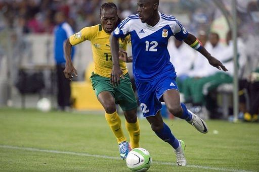South Africa&#039;s Reneilwe Letsholonyane (L) fights for the ball with Manasse Enza-Yamissi of the CAR, March 23, 2013