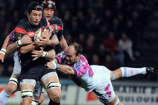 Toulouse&#039;s flanker Jean Bouilhou (L) vies with Paris flanker Antoine Burban (R) on March 24, 2013 in Toulouse