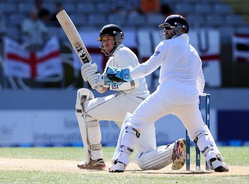 New Zealand&#039;s Peter Fulton (L) bats beside England&#039;s Matt Prior during their final Test in Auckland on March 25, 2013