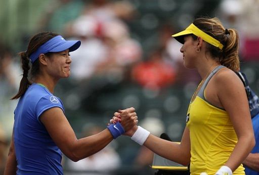 Li Na (L) shakes hands at the net after her victory against Garbine Muguruza on March 25, 2013 in Key Biscayne