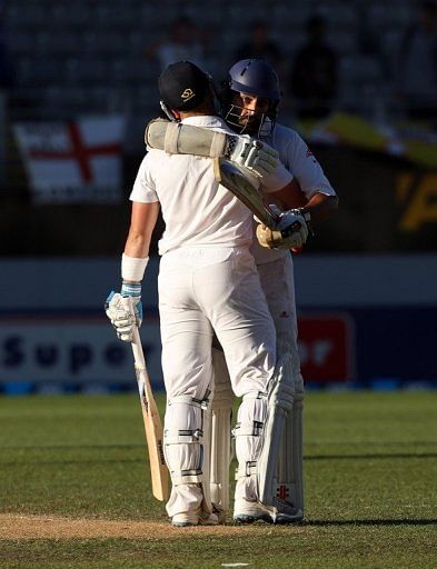 England&#039;s Matt Prior (L) and Monty Panesar celebrate drawing the Test match against New Zealand on March 26, 2013