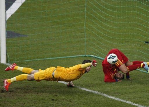France goalkeeper Hugo Lloris (L) is unable to stop Spain forward Pedro scoring on March 26, 2013