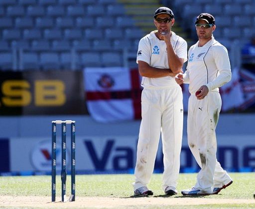 New Zealand&#039;s Ross Taylor (L) and Brendon McCullum in discussion during the final Test against England on March 26, 2013