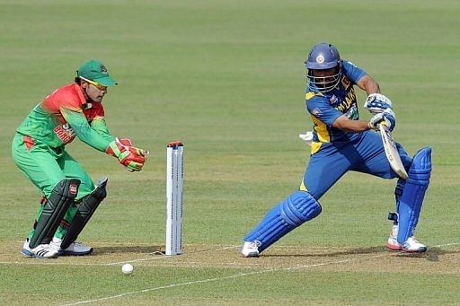 Sri Lanka&#039;s Tillakaratne Dilshan (R) plays a shot in the third Bangladesh ODI in Pallekele on March 28, 2013