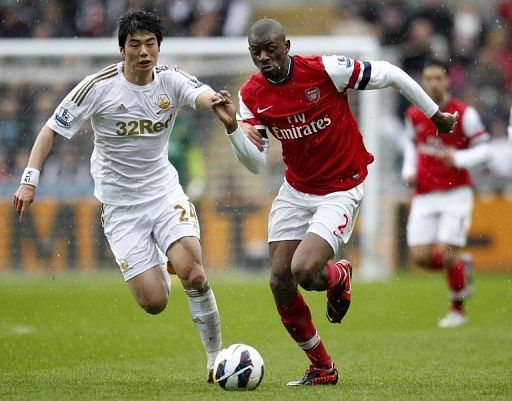 Swansea City midfielder Ki Sung-Yueng (L) tussles with Arsenal&#039;s Abou Diaby on March 16, 2013