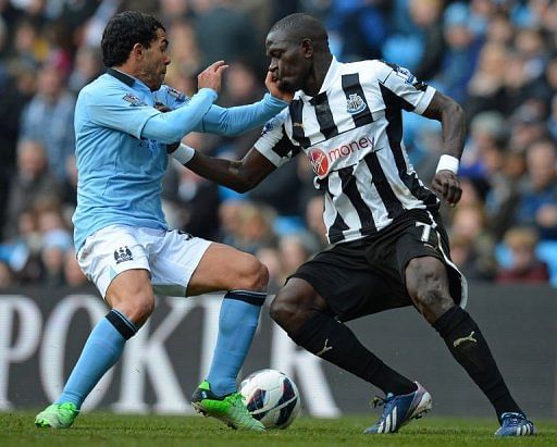 Manchester City&#039;s striker Carlos Tevez (L) vies with Newcastle United&#039;s midfielder Moussa Sissoko (R) on March 30, 2013