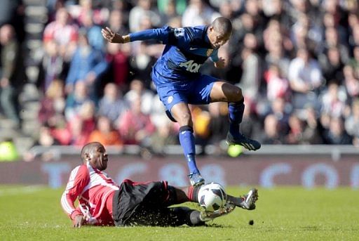 Sunderland&#039;s Titus Bramble (left) vies with Manchester United&#039;s Ashley Young in Sunderland on March 30, 2013