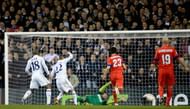 LONDON, ENGLAND - MARCH 07: Gylfi Sigurdsson of Tottenham Hotspur scores his side's second goal past Samir Handanovic of FC Internazionale Milano during the UEFA Europa League Round of 16 First Leg match between Tottenham Hotspur and FC Internazionale Milano at White Hart Lane