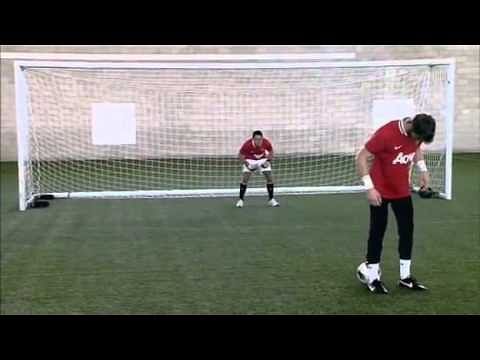 Video: Chicharito vs. De Gea in backheel penalty challenge