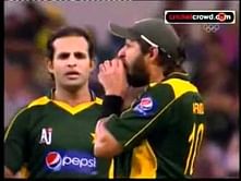Video: Afridi biting the cricket ball during a match