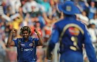 Mumbai Indians bowler Lasith Malinga (L)