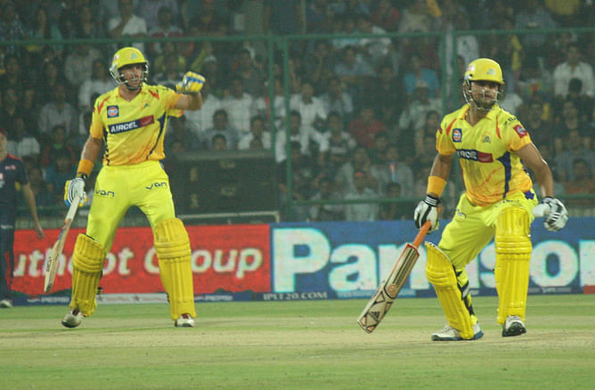Hussey, bowlers demolish listless Delhi Daredevils