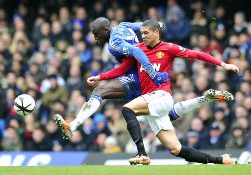 Manchester United&#039;s Chris Smalling (R) vies with Chelsea&#039;s Demba Ba (L) at Stamford Bridge on April 1, 2013