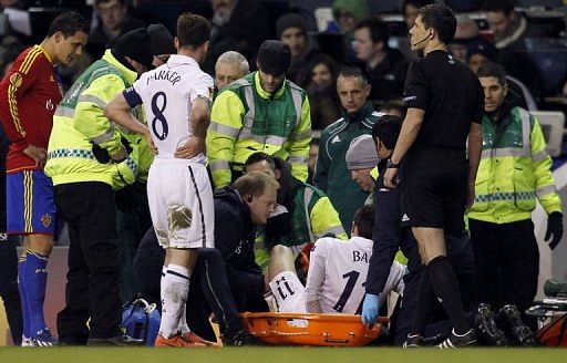 Tottenham Hotspur&#039;s Gareth Bale (C) is stretchered off at White Hart Lane in London on April 4, 2013