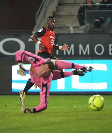 Rennes&#039; Cheick Diarra (R) and Nancy&#039;s Damien Gregorini keep eyes at the ball, in Rennes, on March 30, 2013