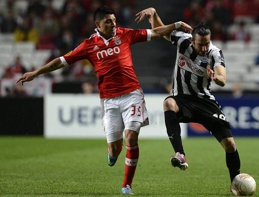 Newcastle&#039;s Jonas Gutierrez (R) tries to fend off a tackle from Benfica&#039;s Enzo Perez  on April 4, 2013