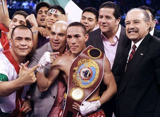 Mexico&#039;s Juan Francisco Estrada (C) celebrates with his team in Macau on April 6, 2013