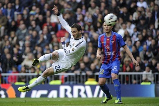 Real Madrid&#039;s forward Gonzalo Higuain (L) scores in Madrid on April 6, 2013