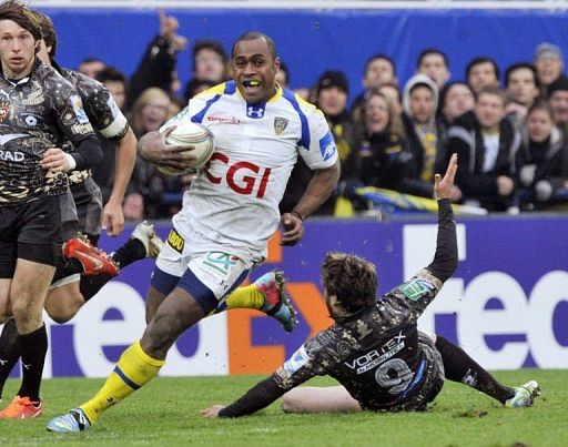 Clermont&#039;s Sitiveni Sivivatu (2nd R) escapes the tackle from Montpellier&#039;s Benoit Paillaugue (R), April 6, 2013